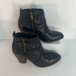 Lucky Brand Women’s Everalda Black Leather Ankle Stacked Heel Booties Size-8.5